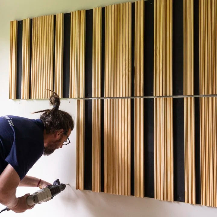 Detalle de taller y materialidad en madera de Akoomi